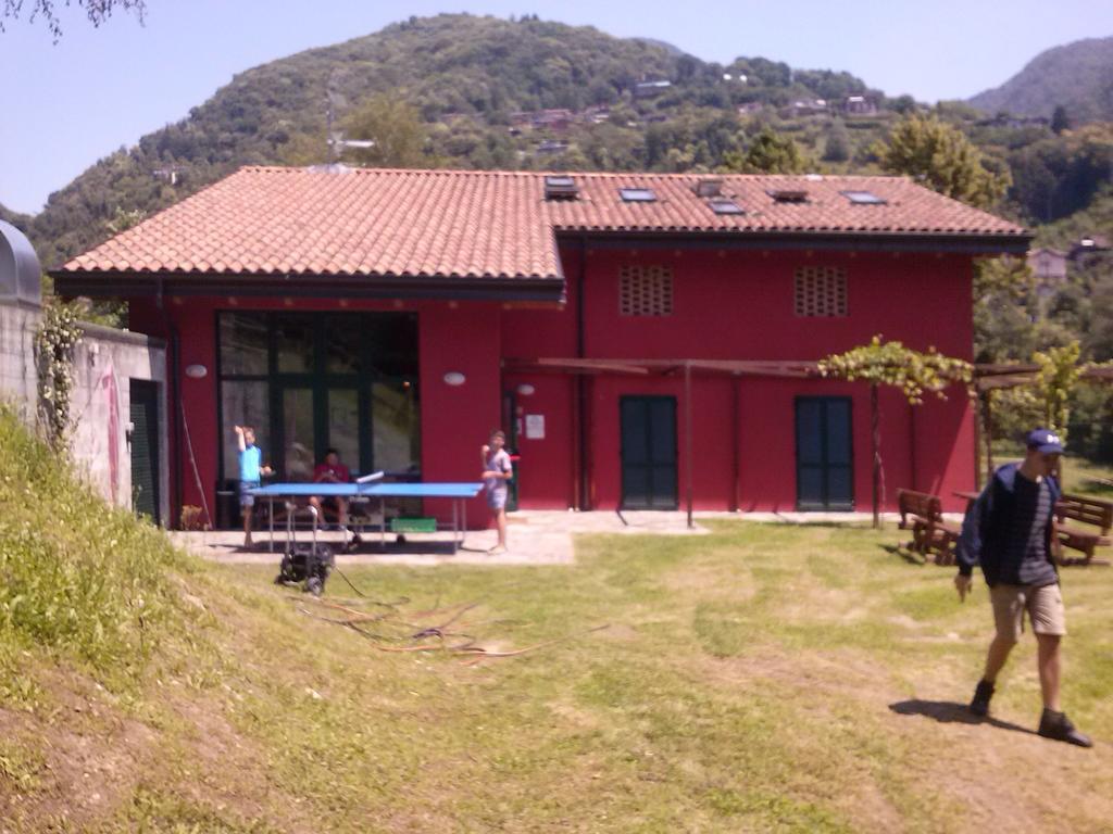 Ostello Casa Rossa Laveno-Mombello Exterior photo