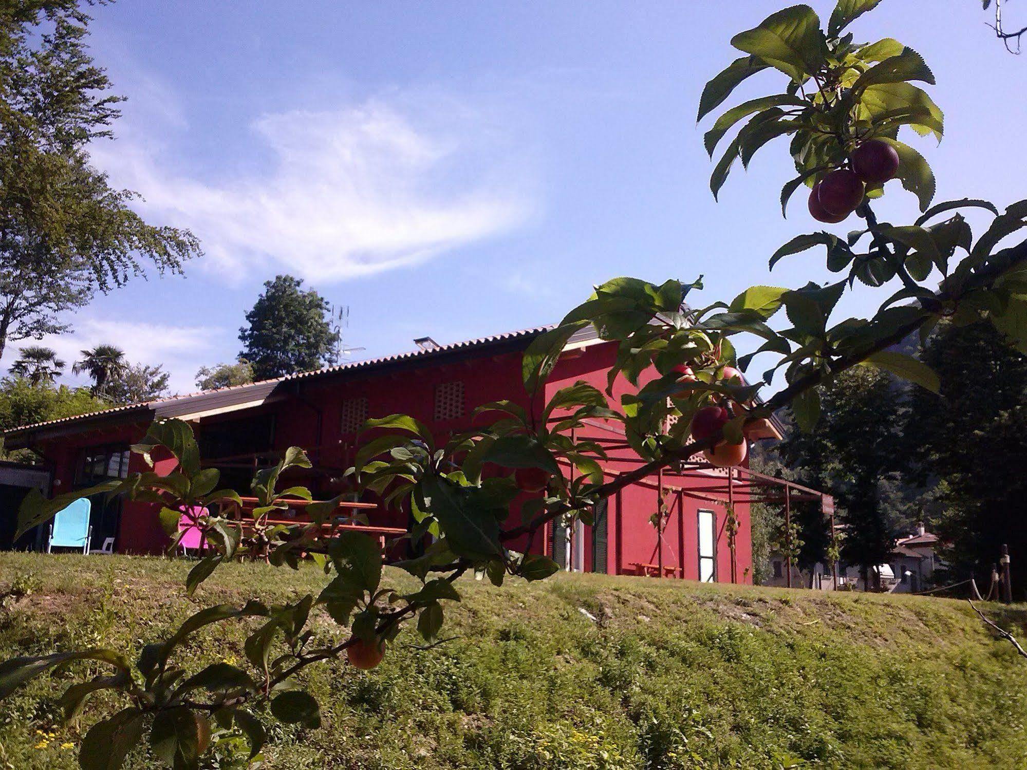 Ostello Casa Rossa Laveno-Mombello Exterior photo